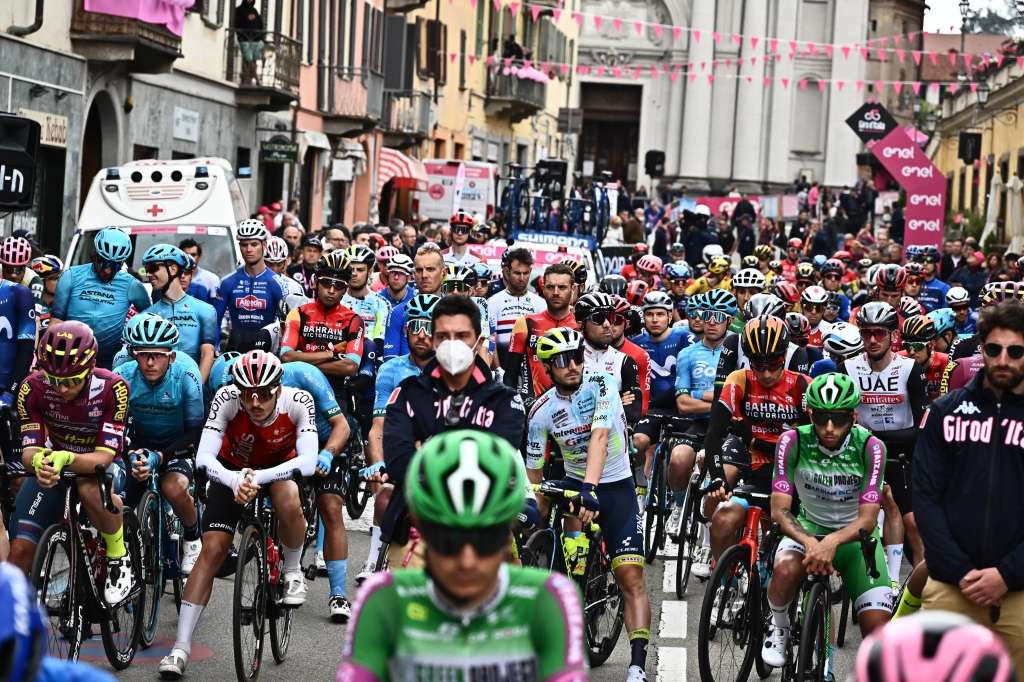 Bra (Italy), 18/05/2023.- The pack of riders at the departure of the twelveth stage of the 2023 Giro d'Italia cycling race over 179 km from Bra to Rivoli, Italy, 18 May 2023. (Ciclismo, Italia) EFE/EPA/LUCA ZENNARO