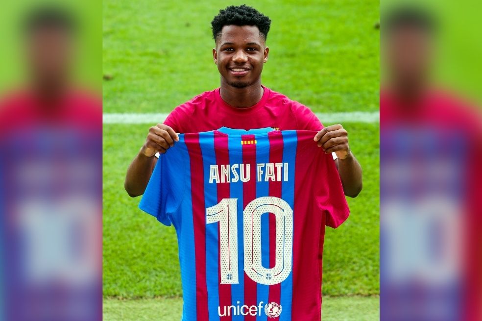 Ansu Fati sostiene la camiseta con el dorsal número 10 en Barcelona.