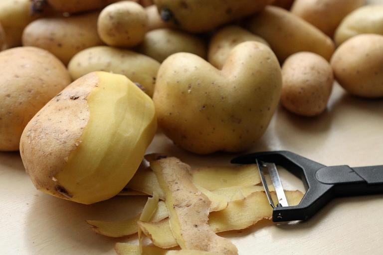 Elimina manchas y acné de la piel con esta mascarilla casera de cáscaras de papa