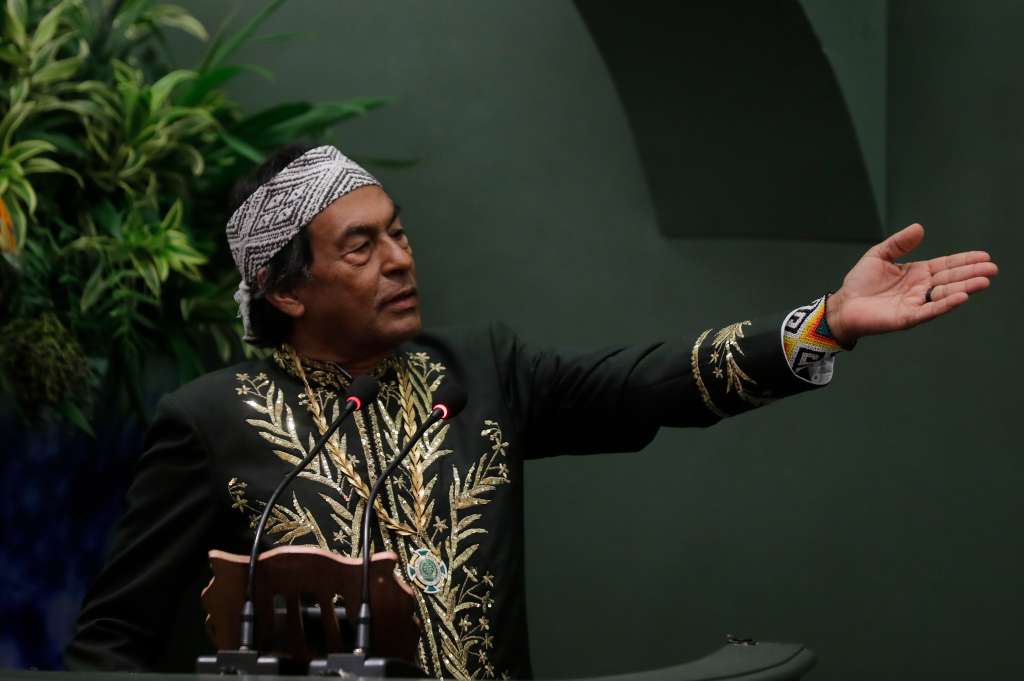 RÍO DE JANEIRO (BRASIL), 05/04/2024.- El ambientalista y escritor Ailton Krenak habla tras recibir el "collar de inmortal" durante la ceremonia de ingreso a la Academia Brasileña de Letras, este viernes, en Río de Janeiro (Brasil). Krenak es el primer indígena en asumir el cargo en la Academia y ocupará la silla número 5, vacante desde la muerte del politólogo e historiador José Murilo de Carvalho, en agosto de 2023. El líder indígena superó en la elección a la historiadora Mary Del Priore, que obtuvo 12 votos, y al indígena Daniel Mundurukú, que obtuvo 4. EFE/André Coelho