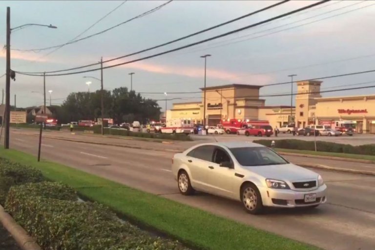 Confirman al menos seis heridos en tiroteo en centro comercial de Houston