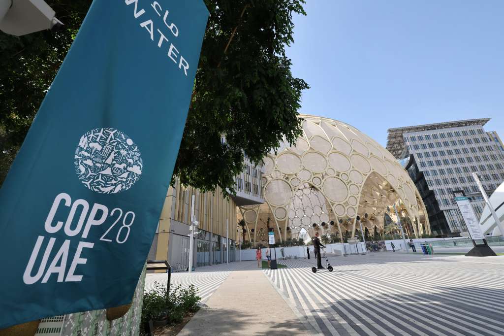 Dubai (United Arab Emirates), 29/11/2023.- People walk at Expo City Dubai, the venue of the 2023 United Nations Climate Change Conference (COP28), in Dubai, UAE, 29 November 2023. The 2023 United Nations Climate Change Conference (COP28), runs from 30 November to 12 December, and is expected to host one of the largest number of participants in the annual global climate conference as over 70,000 estimated attendees, including the member states of the UN Framework Convention on Climate Change (UNFCCC), business leaders, young people, climate scientists, Indigenous Peoples and other relevant stakeholders will attend. EFE/EPA/ALI HAIDER