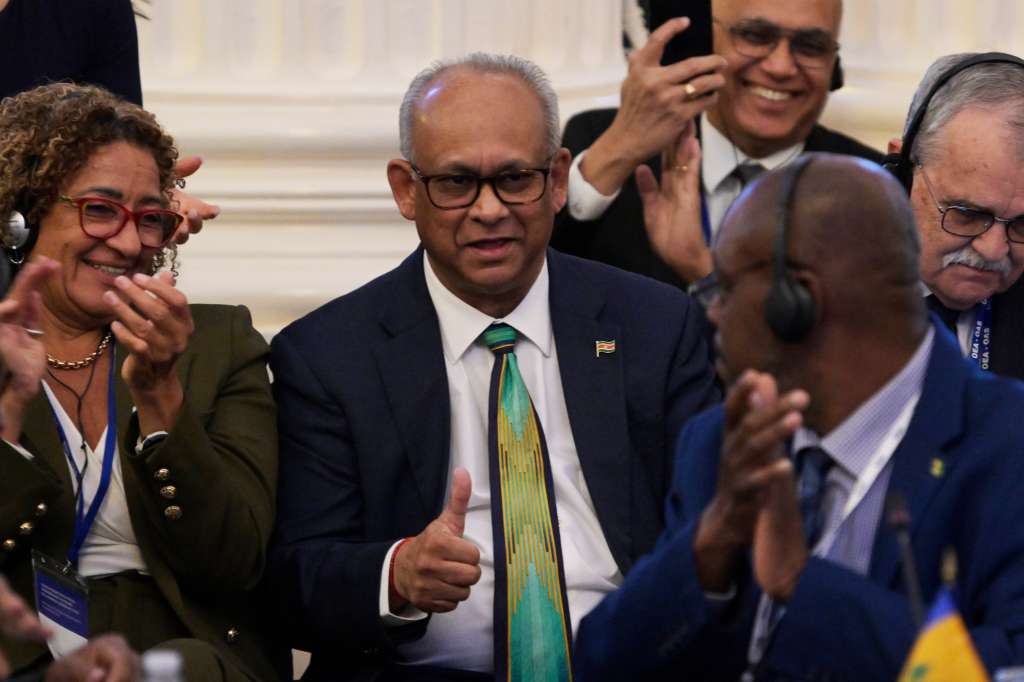 -FOTODELDÍA- USA1236. WASHINGTON (ESTADOS UNIDOS), 10/03/2025.- El canciller de Surinam, Albert Ramdin (c), celebra durante una sesión extraordinaria de la Asamblea General de la Organización de los Estados Americanos (OEA) celebrada este lunes, en la sede del organismo en Washington (EE.UU.). Ramdin fue elegido por aclamación como nuevo secretario general de la Organización de los Estados Americanos (OEA) para el período 2025-2030 y sucederá al uruguayo Luis Almagro en el cargo. EFE/ Lenin Nolly