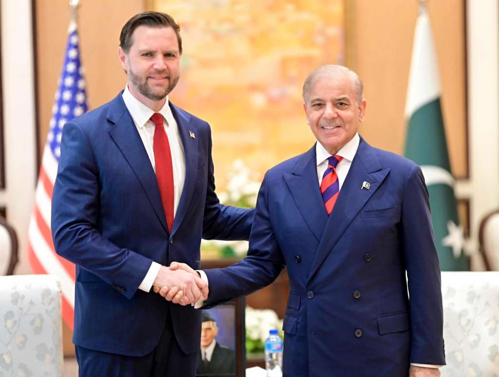 FOTODELDIA ISLAMABAD (PAKISTÁN), 11/04/2026.- El vicepresidente JD Vance (izq.) estrecha la mano del primer ministro pakistaní Shehbaz Sharif (der.) durante una reunión en Islamabad, Pakistán, el 11 de abril de 2026. Una delegación iraní y estadounidense llegó a Islamabad para las conversaciones de paz previstas en medio de un frágil alto el fuego de dos semanas tras el conflicto que comenzó el 28 de febrero de 2026. EFE/MINISTERIO DE EXTERIORES DE PAKISTÁN / MATERIAL DE PRENSA MATERIAL DE PRENSA SOLO PARA USO EDITORIAL/PROHIBIDA SU VENTA