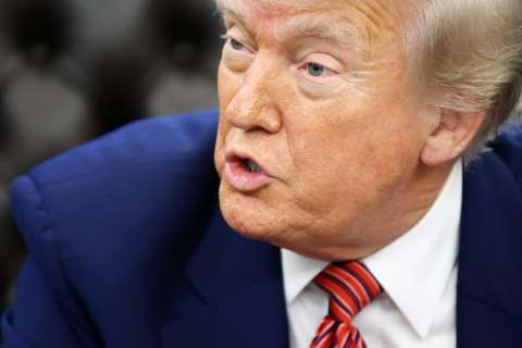 Trump amenaza a Apple y otras compañías con aranceles del 25 %