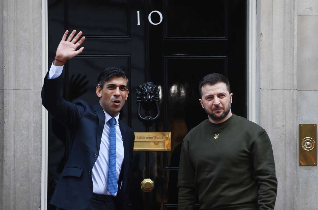 London (United Kingdom), 08/02/2023.- British Prime Minister Rishi Sunak (L) welcomes Ukraine President Volodymyr Zelensky (R) to 10 Downing Street in London, Britain, 08 February 2023. Zelensky is making his first visit to the UK since the start of the Russian invasion of Ukraine. (Rusia, Ucrania, Reino Unido, Londres) EFE/EPA/NEIL HALL