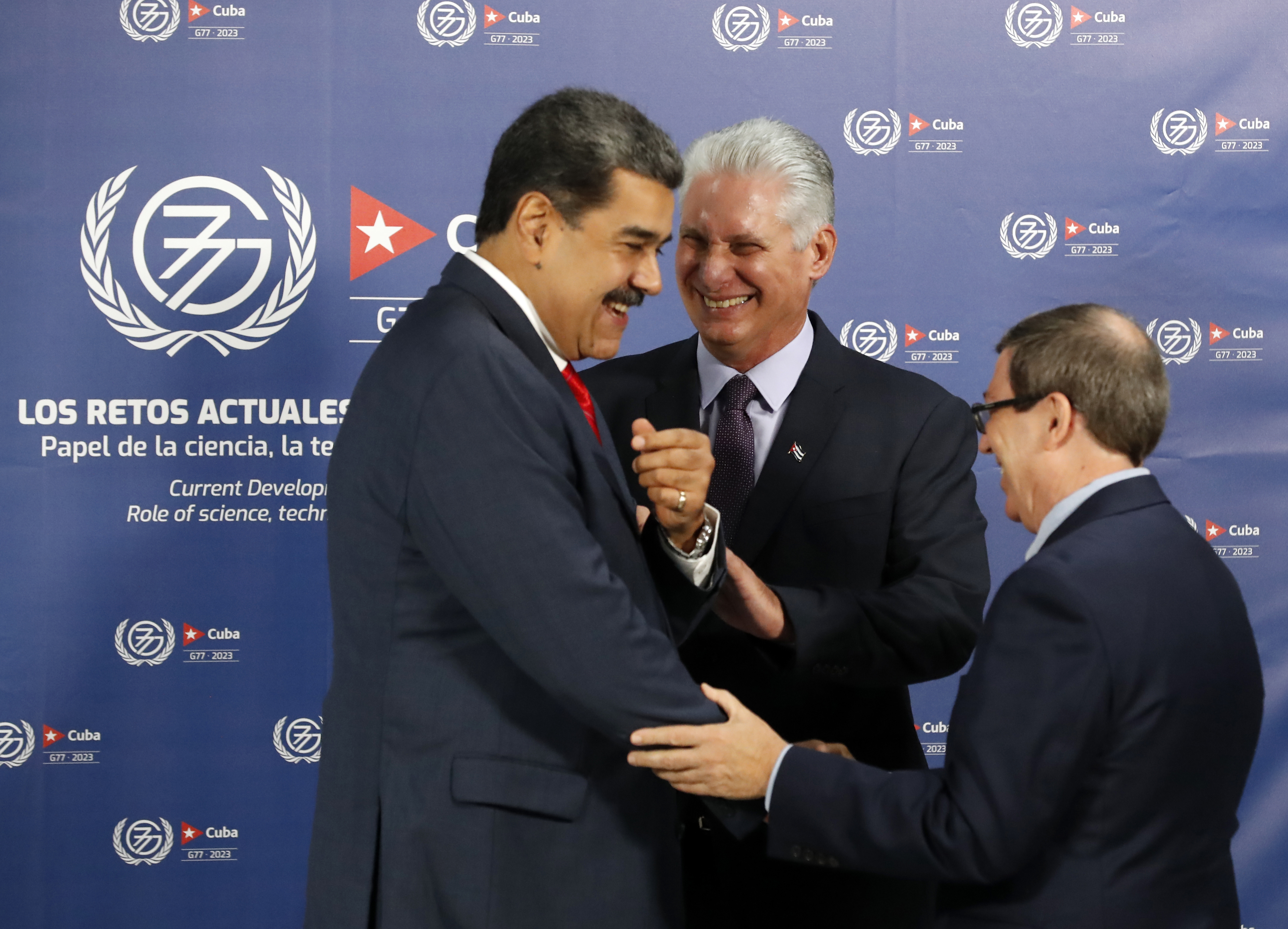 AME9747. LA HABANA (CUBA), 15/09/2023.- El presidente de Cuba Miguel Diaz-Canel (c), el presidente de Cuna Nicolás Maduro se saludan (i) y el canciller de cuba Bruno Rodrigues se saludan hoy, durante la inauguración de la cumbre del G77+China, en el Palacio de Convenciones de La Habana (Cuba). La cooperación sur-sur en el ámbito de la ciencia, la tecnología y la innovación es el tema principal de la cumbre del Grupo de los 77 y China (G77+China) que se celebra en La Habana, convocada por el Gobierno cubano, que ejerce este año la presidencia rotatoria de este grupo, la mayor organización de países en el marco de la ONU. EFE/ Ernesto Mastrascusa