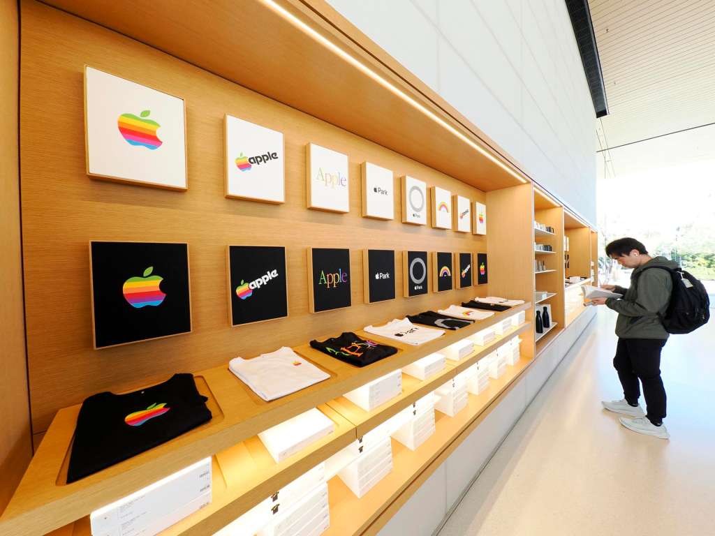 CUPERTINO (United States), 29/04/2025.- Apple logos and t-shirts are displayed at the Apple Park Visitor Center across the street from Apple Inc., headquarters in Cupertino, California, USA, 29 April 2025. Apple Inc., will release its second quarter earnings report after the market closes on 01 May 2025. EFE/EPA/JOHN G. MABANGLO