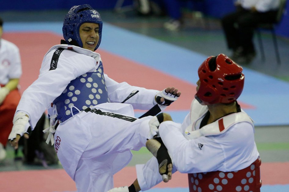 Kalebis Torres, azul, de Atlantico y Jairo Rodriguez, rojo, de Guajira, combaten en taekwondo +87Kg hombres durante los Juegos Deportivos Nacionales.
