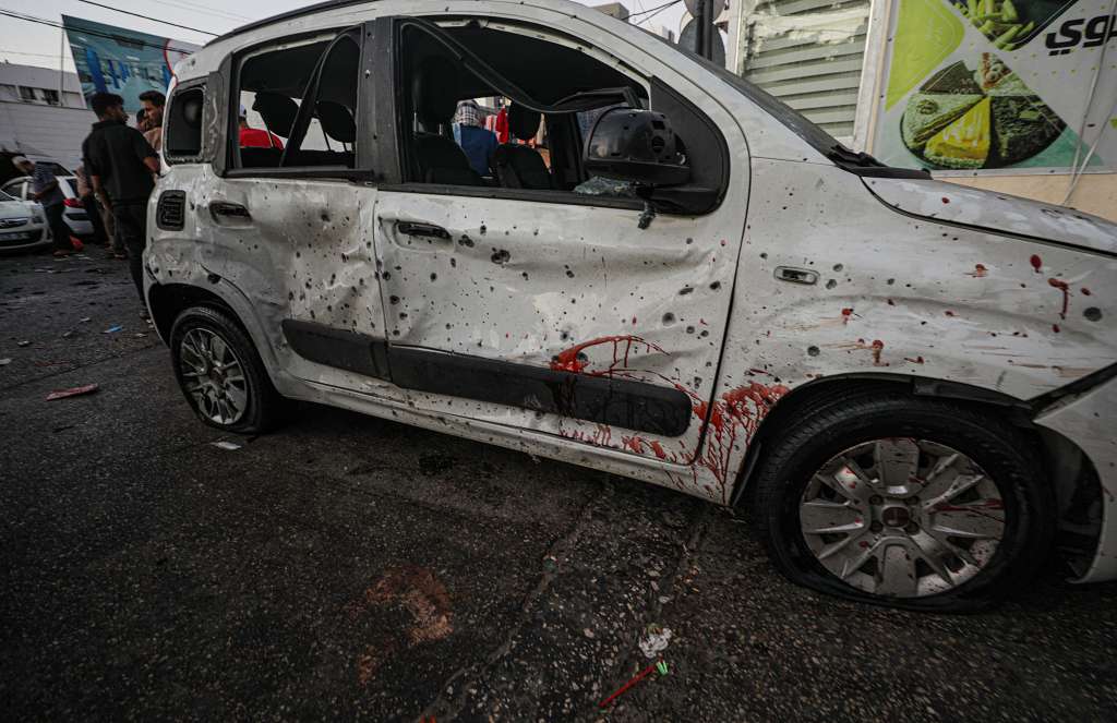 Gaza (---), 03/11/2023.- Blood splattered along the side of a car following an Israeli air strike close to Al Shifa hospital in Gaza City, 03 November 2023. More than 9,100 Palestinians and at least 1,400 Israelis have been killed, according to the Israel Defense Forces (IDF) and the Palestinian health authority, since Hamas militants launched an attack against Israel from the Gaza Strip on 07 October, and the Israeli operations in Gaza and the West Bank which followed it. EFE/EPA/MOHAMMED SABER