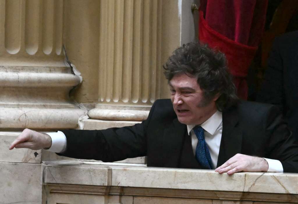 Javier Milei catalogó de corruptos a los periodistas que le preguntaron por qué mantiene en su cargo al jefe de gabinete.