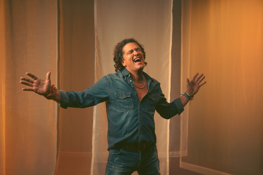 "Si quieres oír un disco para enamorar, si quieres ver un disco con valores, este es 'El Último Disco'".