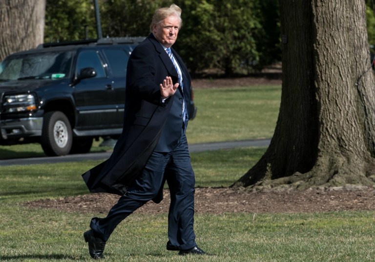 Trump prohíbe los "aceleradores de disparos"  y vuelve a mentir sobre Obama