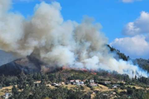Continúa emergencia en Sopó por grave incendio forestal cerca a zonas urbanas