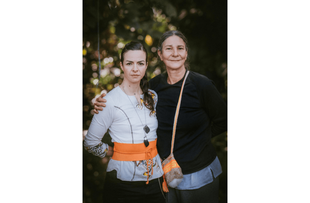Maya Martínez Gómez (izquierda) con Abuela Ana María Hoyos (derecha).