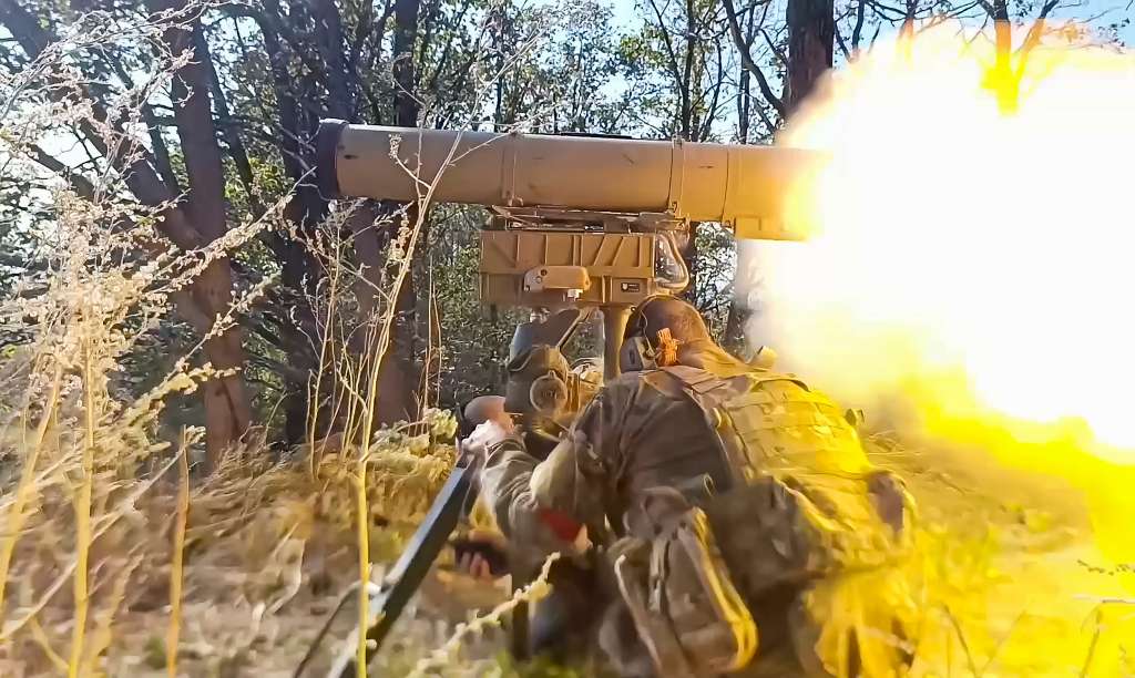 Kursk Region (Russian Federation), 24/09/2024.- A still image taken from a handout video made available by the Russian Defence Ministry Press-Service on 24 September 2024 shows a Russian serviceman firing the 9K111 Fagot tube-launched anti-tank missile towards Ukrainian military vehicles, at an undisclosed location in Kursk region, Russia. Troops of the 'ÄòNorth'Äô group repelled five attempts by the Ukrainian armed forces to break through the Russian border in the Kursk direction in one day, the Russian Defense Ministry reported. Fighting between Russian and Ukrainian forces has been ongoing in the Kursk region since 06 August following a Ukrainian military incursion into Russia's border region. (Rusia, Ucrania) EFE/EPA/RUSSIAN DEFENCE MINISTRY PRESS SERVICE / HANDOUT HANDOUT EDITORIAL USE ONLY/NO SALES
