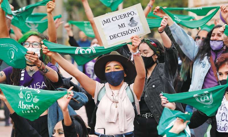 AME7959. BOGOTÁ (COLOMBIA), 28/09/2020.- Manifestantes gritan consignas en favor del aborto durante una movilización en el marco del Día de Acción Global por el acceso al Aborto Legal y Seguro hoy, en Bogotá (Colombia). Colectivos feministas hicieron un recorrido por la capital colombiana para pedir que el aborto sea despenalizado en el país, que lo permite en tres causales: que el embarazo ponga en riesgo la vida o la salud de la mujer; cuando la gravidez es producto de violación o incesto, y en caso de malformaciones fetales graves incompatibles con la vida extrauterina. EFE / Mauricio Dueñas Castañeda