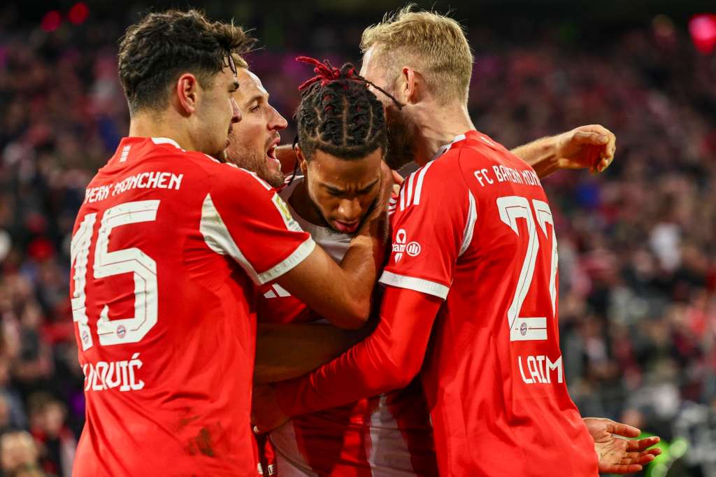 MUNICH (Germany), 18/10/2025.- Michael Olise of Munich (C) celebrates with teammates after scoring the 2-0 during the German Bundesliga soccer match between Bayern Munich and Borussia Dortmund in Munich, Germany, 18 October 2025. (Alemania) EFE/EPA/ANNA SZILAGYI CONDITIONS - ATTENTION: The DFL regulations prohibit any use of photographs as image sequences and/or quasi-video.