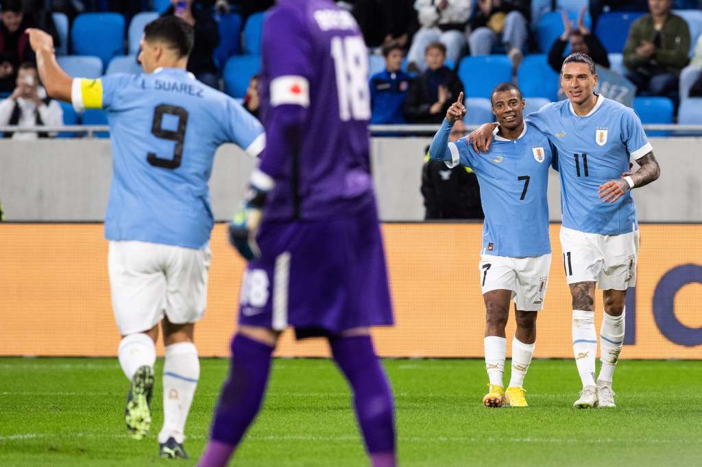 Bratislava (Slovakia (slovak Republic)), 27/09/2022.- Darwin Nunez (R) of Uruguay celebrates with teammate Nicolas de la Cruz (2-R) after scoring the 2-0 lead during the International Friendly soccer match between Canada and Uruguay in Bratislava, Slovakia, 27 September 2022. (Futbol, Amistoso, Eslovaquia) EFE/EPA/JAKUB GAVLAK