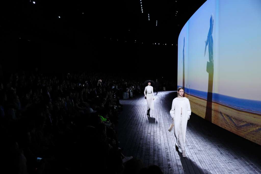 Paris (France), 05/03/2024.- A model presents a creation from the Fall/Winter 2024/2025 Womenswear Collection by Chanel during the Paris Fashion Week, in Paris, France, 05 March 2024. The presentation of the Women's collections runs from 25 February to 5 March 2024. (Moda, Francia) EFE/EPA/TERESA SUAREZ