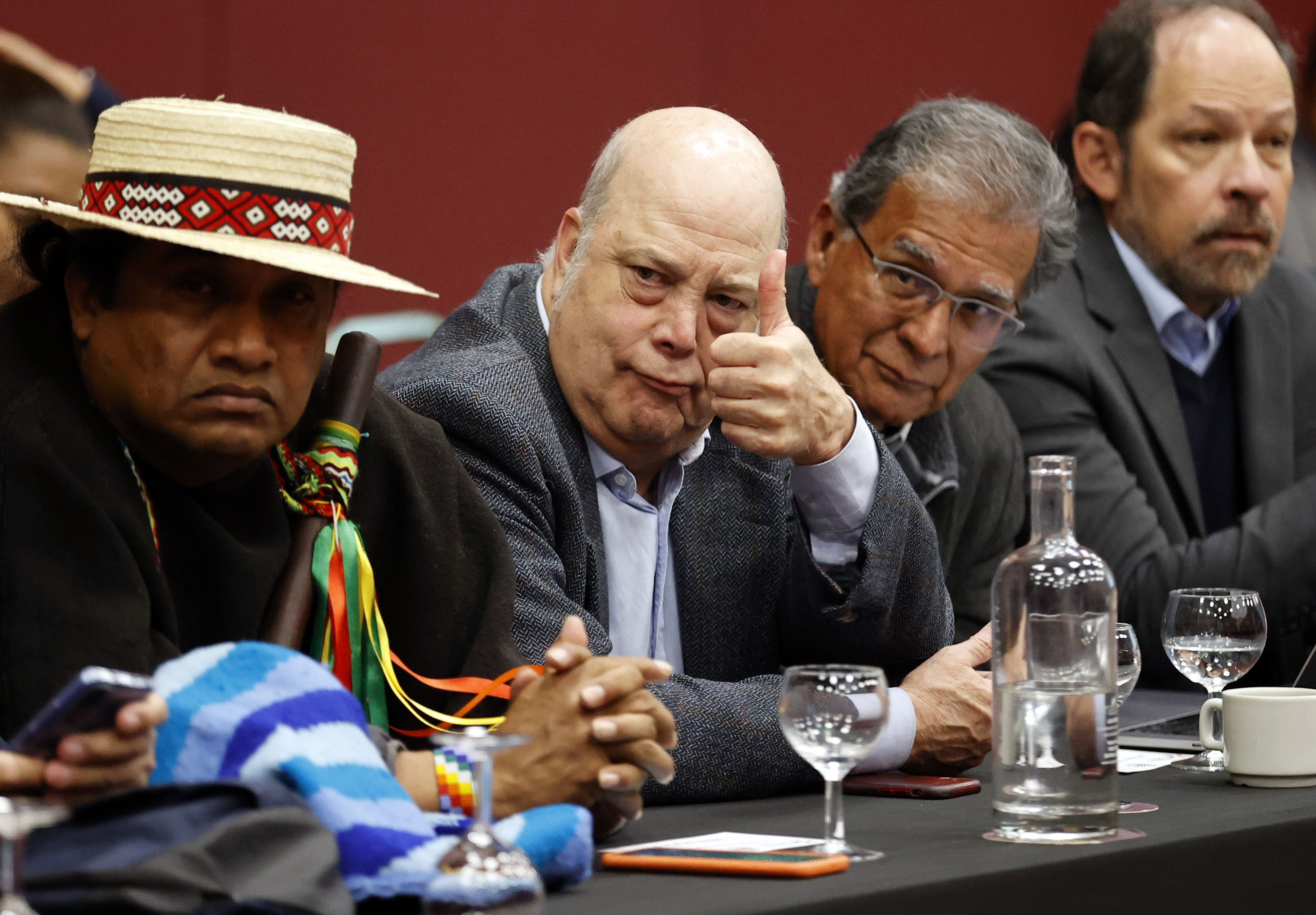 BOG400. BOGOTÁ (COLOMBIA), 03/08/2022.- El ex Comisionado de Paz, Daniel Garcia-Peña (2i), participa en el Encuentro Plural por la Paz , hoy en Bogotá (Colombia). El Gobierno colombiano entrante, que tomará posesión el domingo, reafirmó este miércoles su voluntad de emprender diálogos de paz con la guerrilla del Ejército de Liberación Nacional (ELN) y con otros grupos armados, pero aclaró que ninguno de estos procesos "va a significar la ausencia de justicia". EFE/Mauricio Dueñas Castañeda