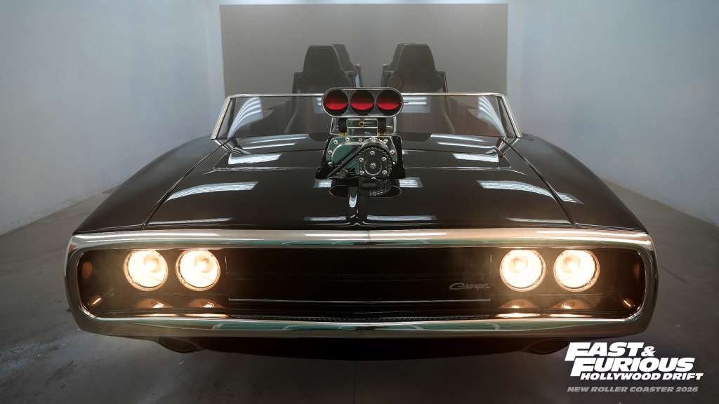 El vehículo de la atracción Fast & Furious: Hollywood Drift, modelado a partir del Dodge Charger 1970 de Dominic Toretto en Universal Studios Hollywood; la nueva montaña rusa abrirá en 2026.