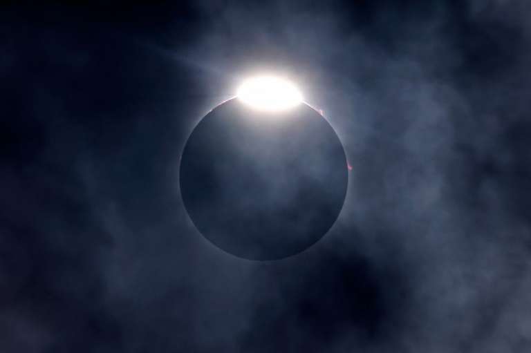 Luego, siguió la etapa conocida como perlas de Baily, que hace referencia a los puntos de luz que brillan sobre el borde de la Luna y se presentan a medida que va pasando delante del Sol.