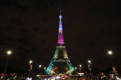 Autoridades francesas investigarán a creador de contenido por tirar fuegos artificiales frente a la Torre Eiffel