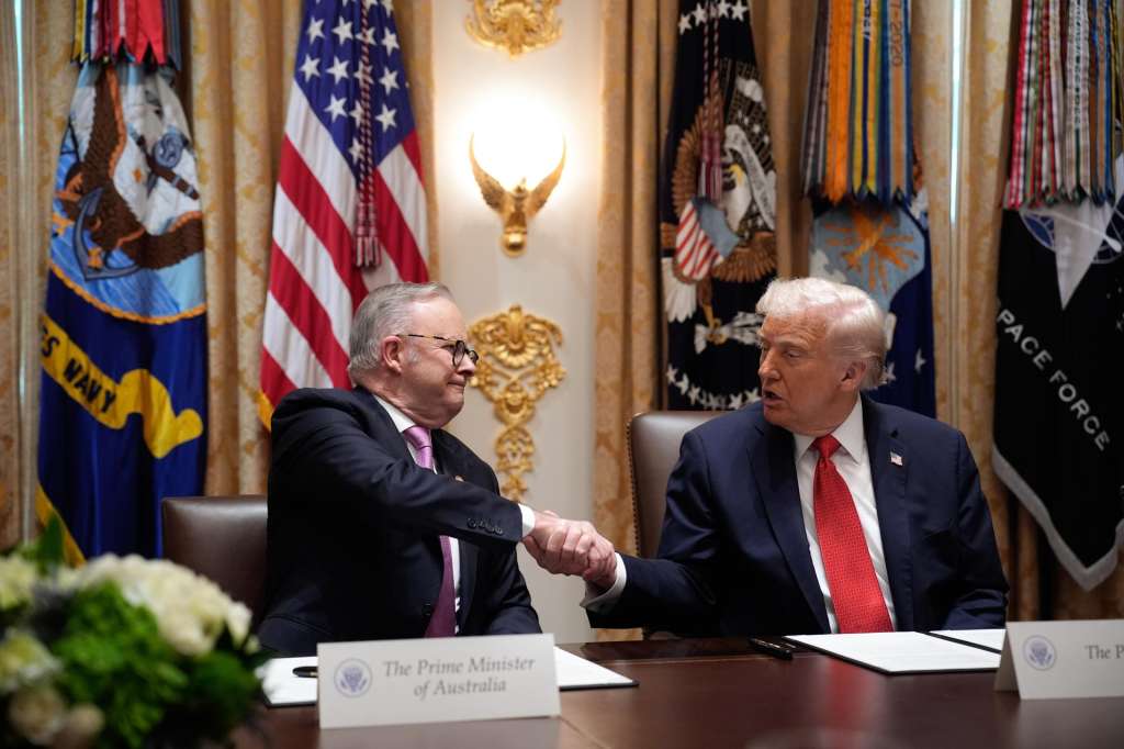 WASHINGTON (United States), 20/10/2025.- US President Donald Trump (R) shakes hands with Australian Prime Minister Anthony Albanese (L) during their meeting in the Cabinet Room at the White House in Washington, DC, USA, 20 October 2025. EFE/EPA/YURI GRIPAS / POOL