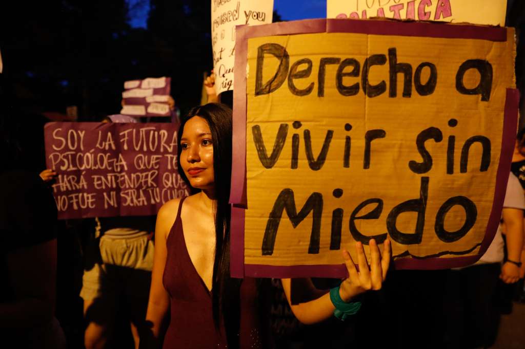AME7938. ASUNCIÓN (PARAGUAY), 08/03/2025.- Mujeres participan durante una protesta en el Día Internacional de la Mujer este sábado en Asunción (Paraguay). Las mujeres en Paraguay -con una prevalencia por encima del 90 %- fueron las principales víctimas de delitos como el acoso sexual, proxenetismo, coacción sexual y violación, según denuncias contabilizadas entre 2020 y 2024 por el Ministerio Público, revelo este sábado esa institución. EFE/Juan Pablo Pino