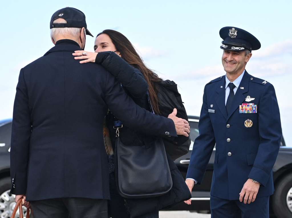 Ashley Biden abrazando a su padre, el presidente Joe Biden, el año pasado. Al parecer, el esfuerzo por divulgar el diario de Ashley Biden también involucró a personas muy cercanas a Donald Trump.