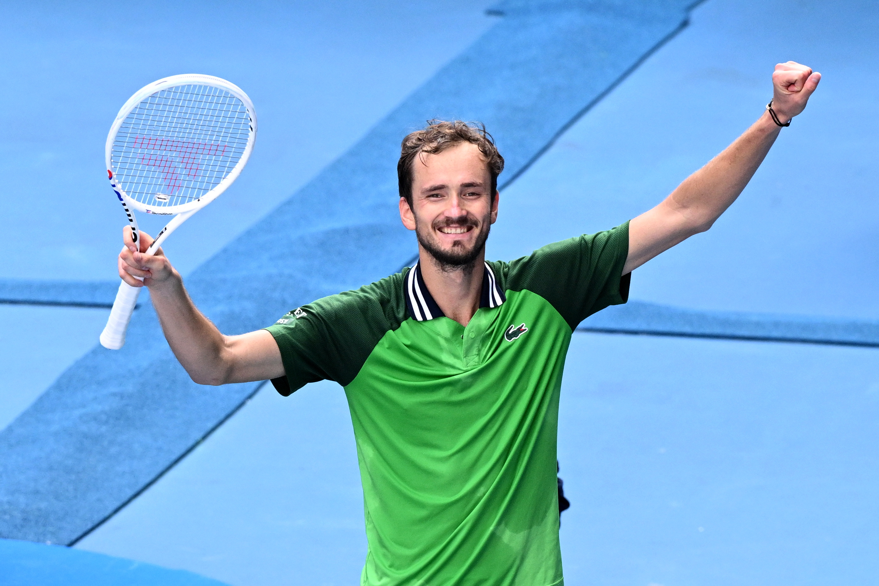 Melbourne (Australia), 24/01/2024.- Daniil Medvedev of Russia celebrates match point during his quaterfinal win against Hubert Hurkacz of Poland on Day 11 of the 2024 Australian Open at Melbourne Park in Melbourne, Australia, 24 January 2024. (Tenis, Polonia, Rusia) EFE/EPA/JOEL CARRETT AUSTRALIA AND NEW ZEALAND OUT