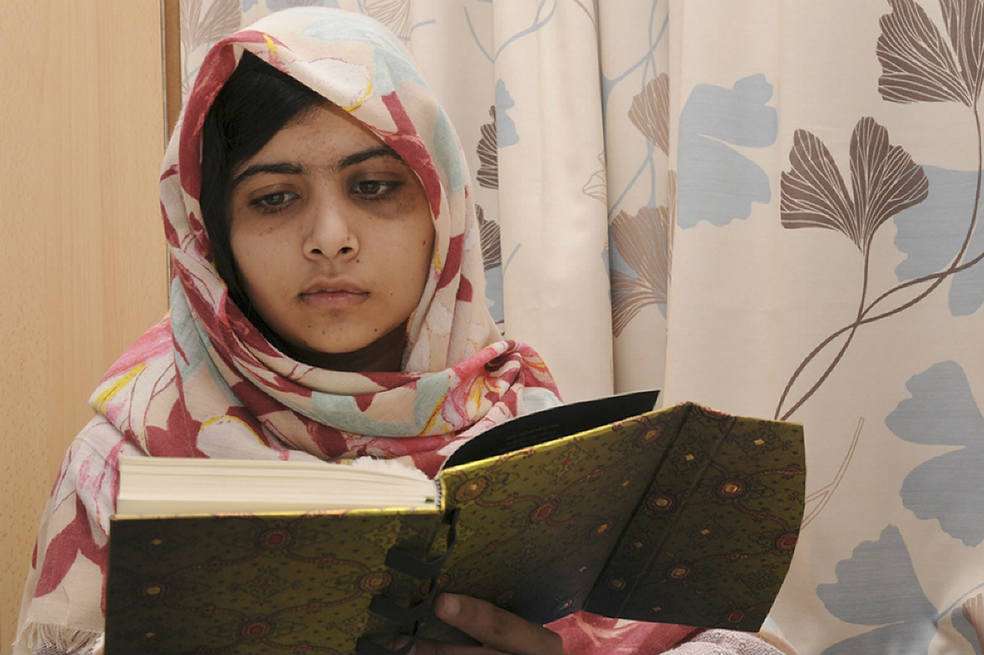 Malala Yousafzai se recupera del ataque de los talibanes en el hospital de Birmingham, Inglaterra. / AFP