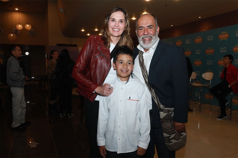 Dejémonos de Vargas
La nueva serie televisiva del canal RCN en la franja familiar estará a cargo de un elenco de un elenco de lujo, Dejémonos de Vargas una comedia familiar que presento su primer capítulo para medios este miércoles 6 de julio en el cinépolis del centro comercial plaza claro.