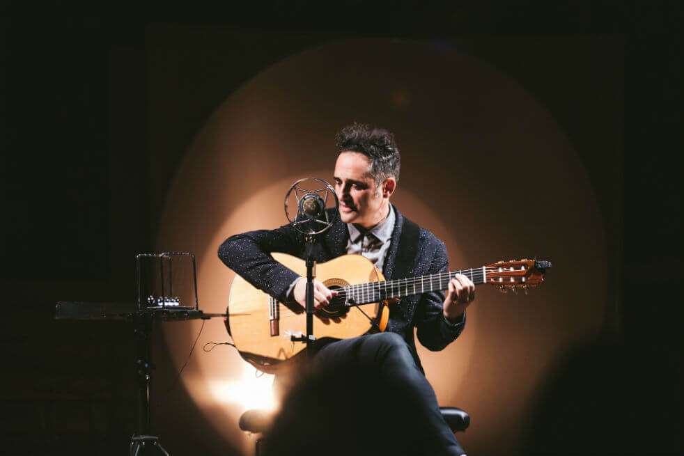 Jorge Drexler es médico de profesión, tradicional, de aquellos que podían hacer consultas de varias horas en las que construían una relación más íntima con sus pacientes. / Cortesía