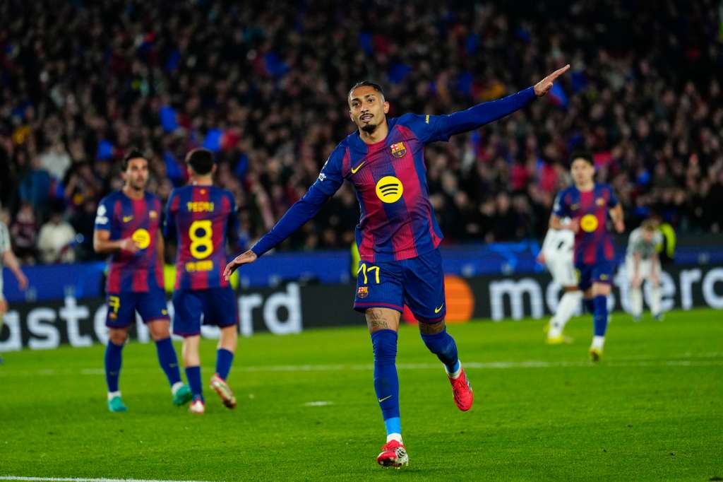 BARCELONA, 18/03/2026.- El delantero brasileño del Barcelona Raphinha celebra su segundo gol durante el partido de vuelta de los octavos de final de la Liga de Campeones disputado entre el Barcelona y el Newcastle, este miércoles en el Camp Nou. EFE/Alejandro García