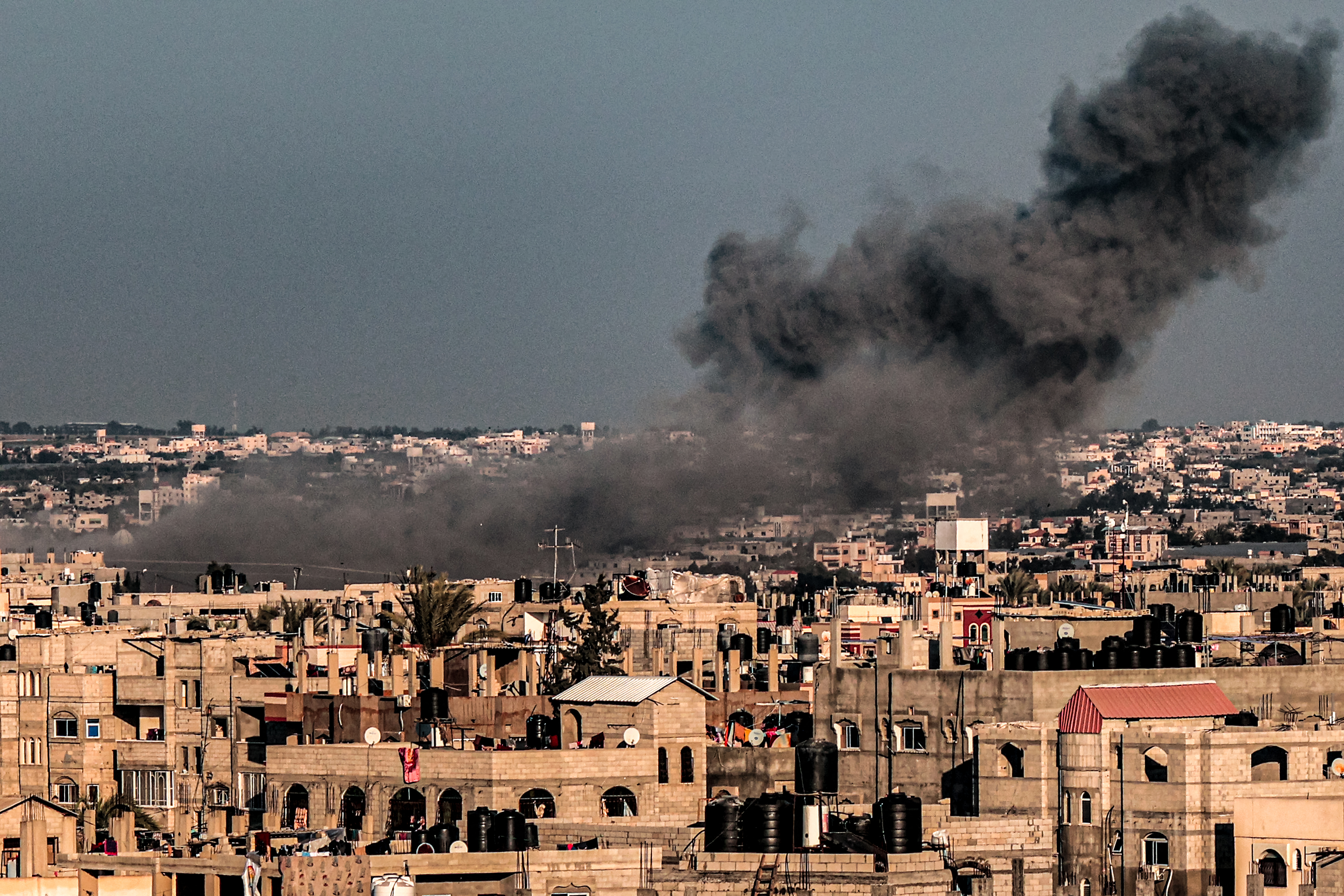 Una columna de humo estalla durante el bombardeo israelí sobre Rafah, en el sur de la Franja de Gaza, el 11 de febrero de 2024.