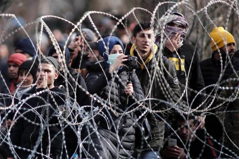 ¿Qué pasará con los migrantes represados (y olvidados) entre Turquía y Grecia?