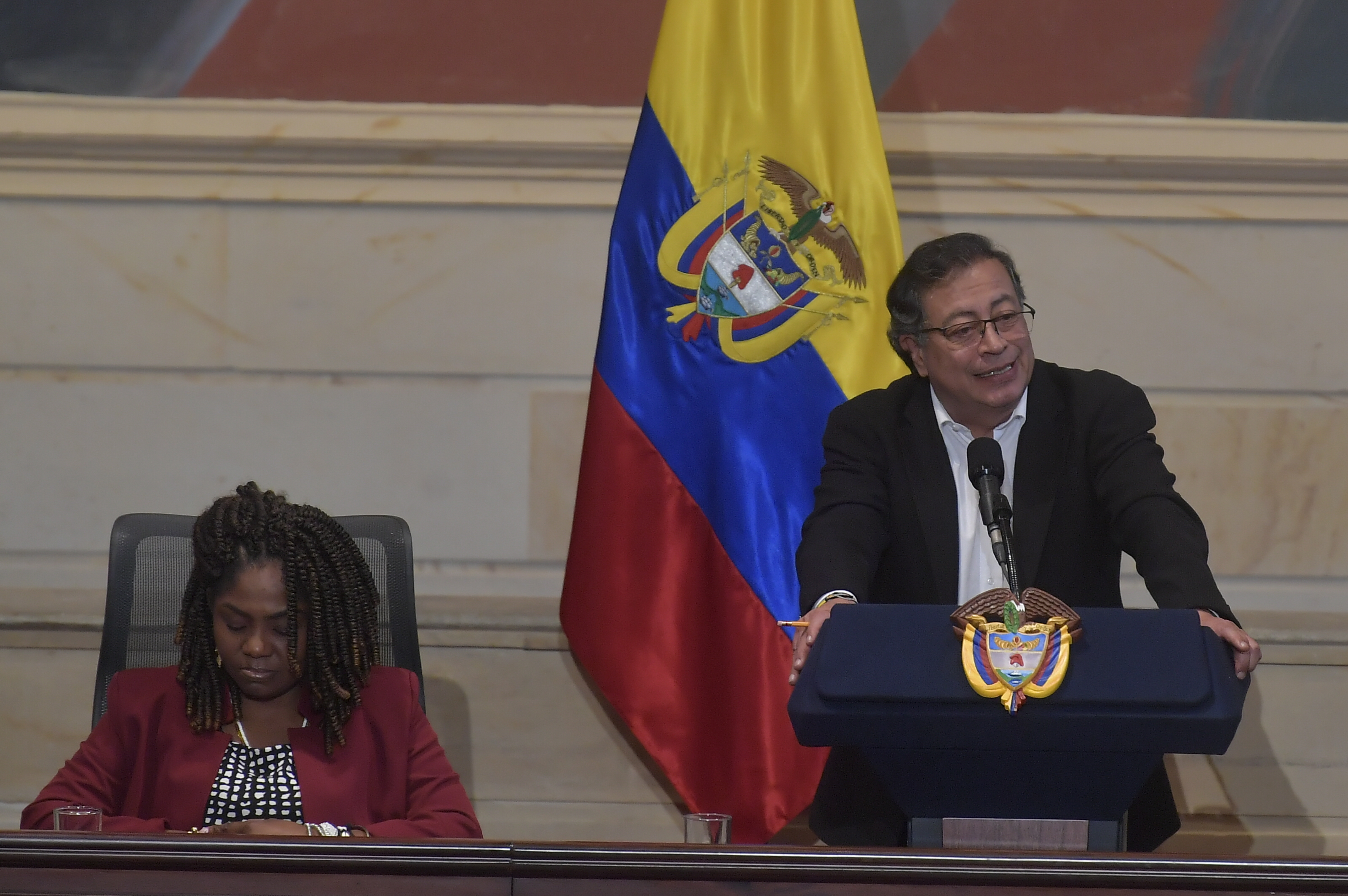 Presidente de la República, durante la instalación de la Comisión Mixta Nacional para Asuntos Campesinos, que se realizó este viernes en el Salón Elíptico del Congreso junto a la vicepresidenta Francia Márquez, y los ministros de Cultura, Juan David Correa; de Trabajo, Gloria Ramírez; de Agricultura, Martha Carvajalino; y al director del DNP, Alexánder López Maya.