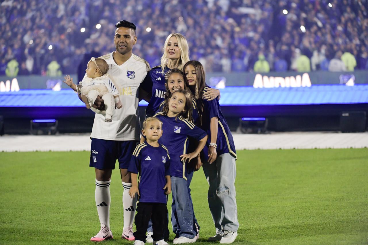 El jugador Radamel Falcao García junto a su esposa Lorelei Tarón y sus hijos en su presentación como jugador de Millonarios en el estadio El Campín.