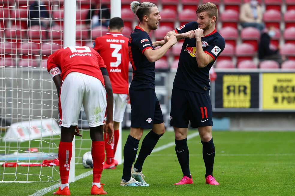 Timo Werner (der.) marcó tres goles en el triunfo del Leipzig ante Maguncia, en la Bundesliga. / EFE