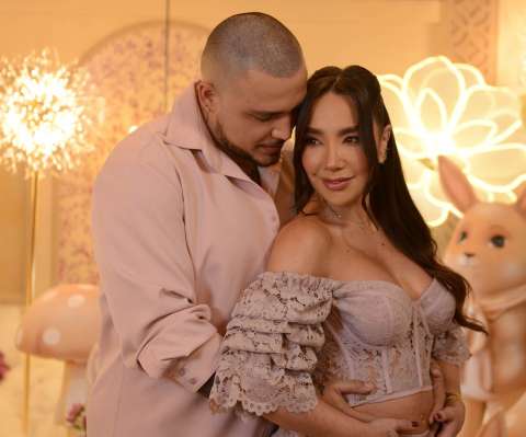 Paola Jara y Jessi Uribe celebran la llegada de su hija con “Emilia”