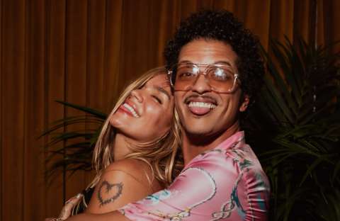 ¿Karol G y Bruno Mars son novios? Las imágenes y señales por las que se especula hay romance