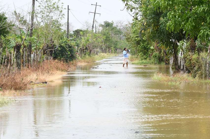 Por fuertes lluvias en el municipio de los Córdobas, se desplomó un muro de contención que estaba en obra.