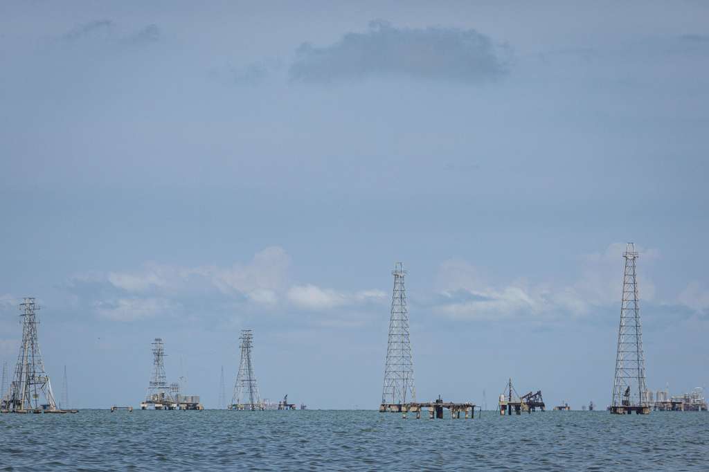 AME9333. MARACAIBO (VENEZUELA), 21/04/2025.- Fotografía del 8 de abril de 2025 de torres de petróleo en el lago de Maracaibo (Venezuela). El descubrimiento de yacimientos petrolíferos en altamar por parte de Guyana, que con la reciente llegada del buque 'One Guyana' espera elevar su capacidad de producción diaria a unos 900.000 barriles de crudo, ha añadido una dimensión política y económica a la disputa territorial de hace más de un siglo entre este país y Venezuela por la soberanía del Esequibo, dijeron expertos a EFE. EFE/ Henry Chirinos