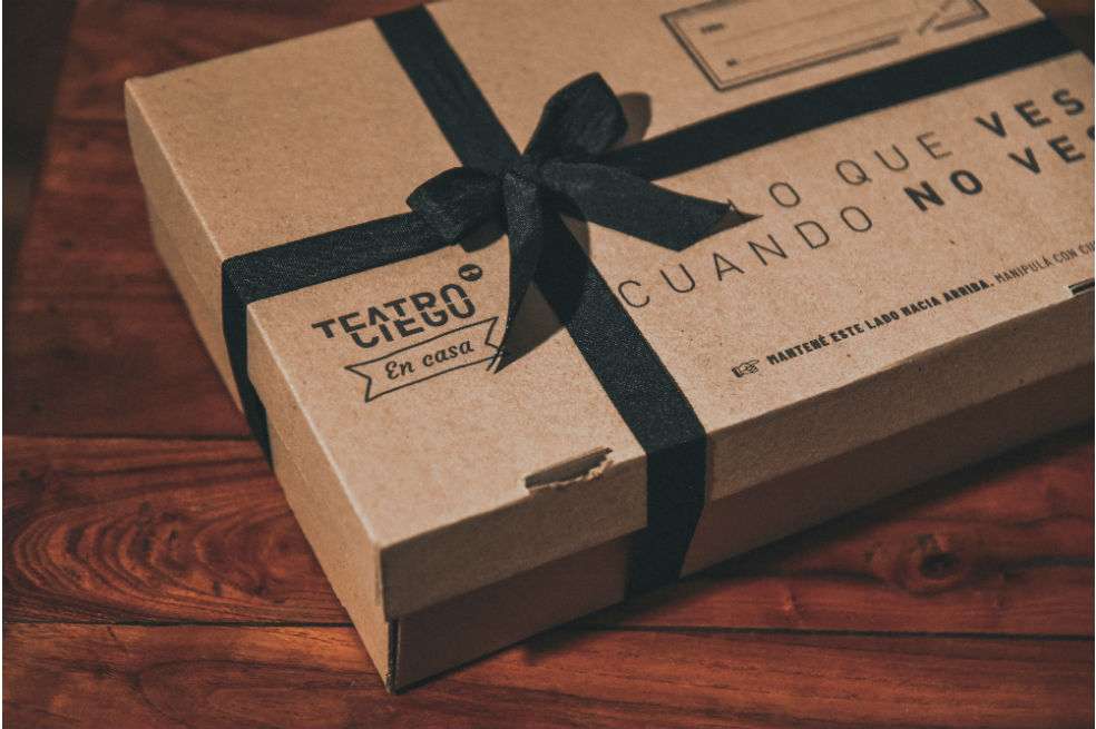 Box Gourmet es una experiencia gastronómica y teatral que se vive ciegas y llega a domicilio a la puerta de tu casa. Idea original de Teatro Ciego de Argentina, desarrollada en Colombia por la Compañía Media Naranja.
