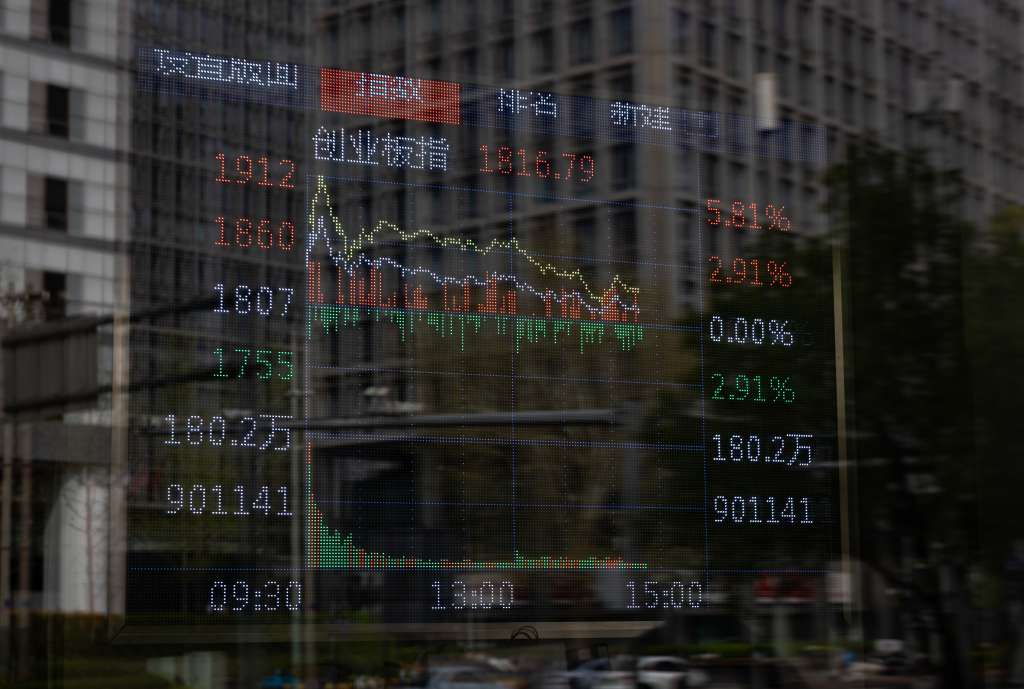 BEIJING (China), 08/04/2025.- A screen displays the ChiNext Index in Beijing, China, 08 April 2025. On 07 April, 2025, US President Donald Trump threatened China with an additional 50 percent tariff on goods imported into the US if it does not withdraw a 34 percent tariff it imposed on US imports into China. The 34 percent tariff China set was in response to Trump’s earlier 34 percent tariff on Chinese imports into the US. Trump gave China a deadline of 08 April to withdraw its tax, or it will face the 50 percent additional tax. EFE/EPA/JESSICA LEE