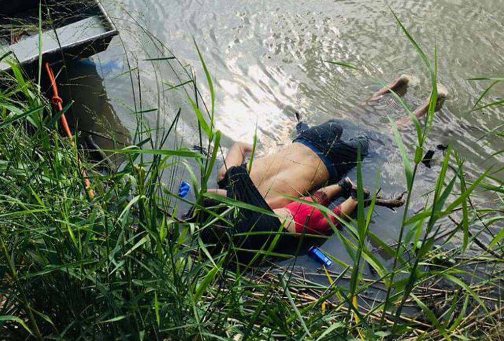 Los cuerpos de Óscar y Valeria Martínez, en el río Bravo, frontera de México y Estados Unidos.
/ AFP