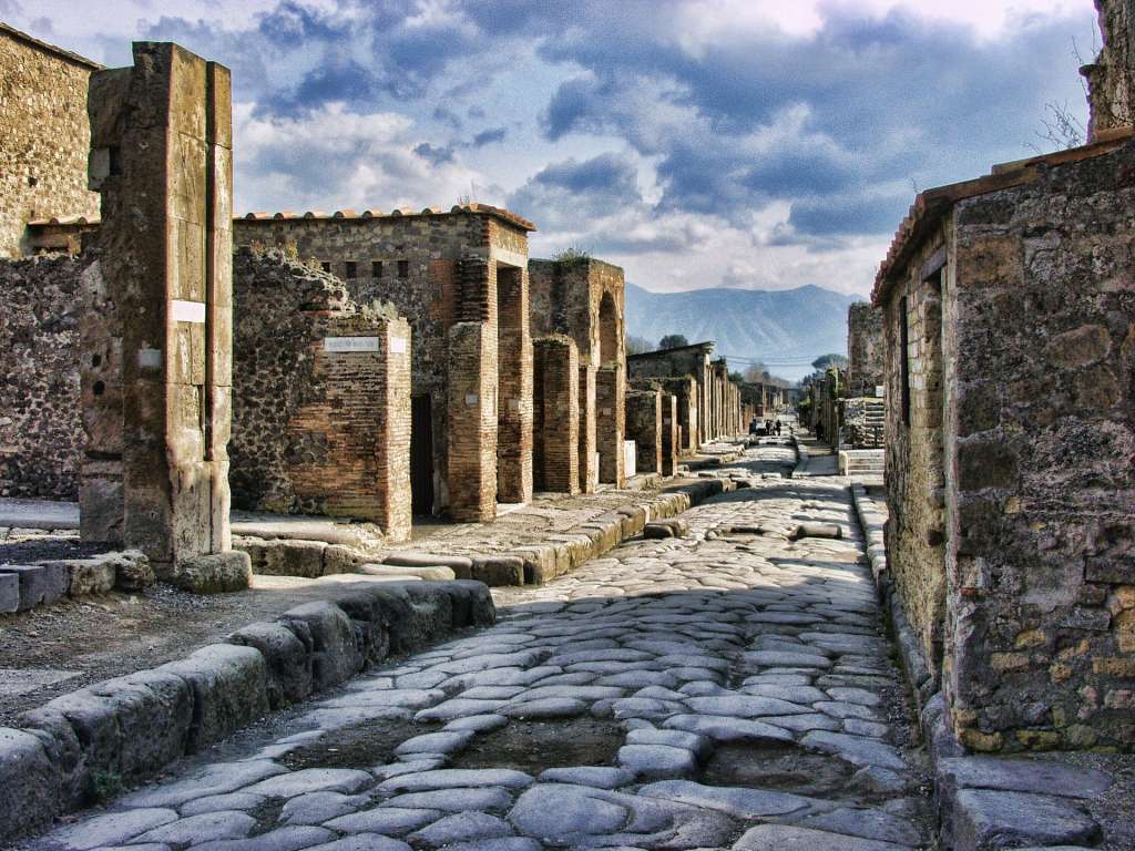 Los restos orgánicos del tejido encontrado y otros elementos del cadáver de Marco Venerio Secundio, de Pompeya, serán estudiados en la unidad ArchaeChemis, unidad de Analísis Químico de la Universidad de Valencia, bajo la supervisión de Gianni Gallelo, investigador del departamento de Prehistoria, Arqueología e Historia Antigua de dicho centro.
