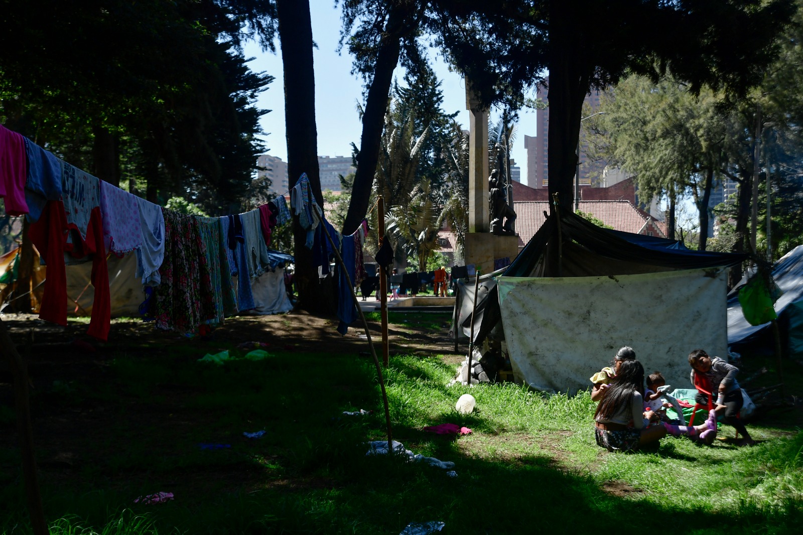 Más de 470 personas, incluidos 200 menores de edad, están asentadas en el Parque Nacional, a la espera de soluciones y garantías para salvaguardar sus vidas y la de toda su comunidad.